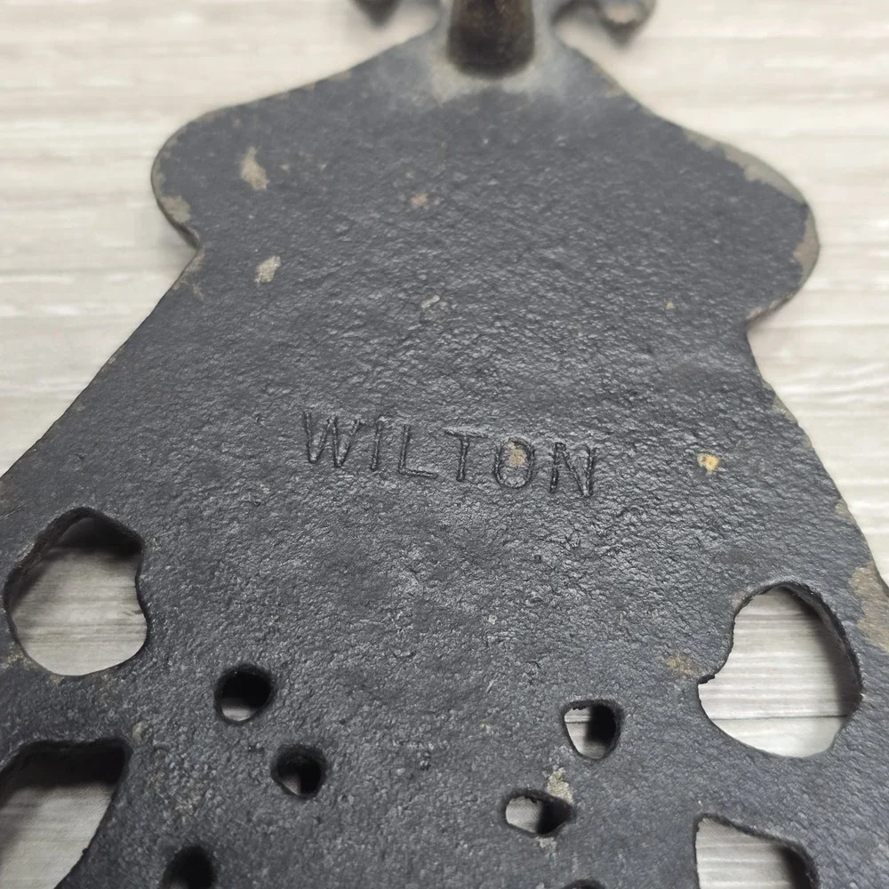 Vintage Wilton Cast Iron Trivet - Hearts & Hooks